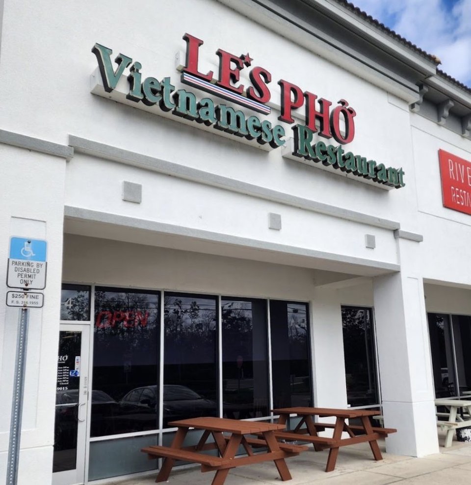 Front view of LE’S PHO restaurant in Sanford.